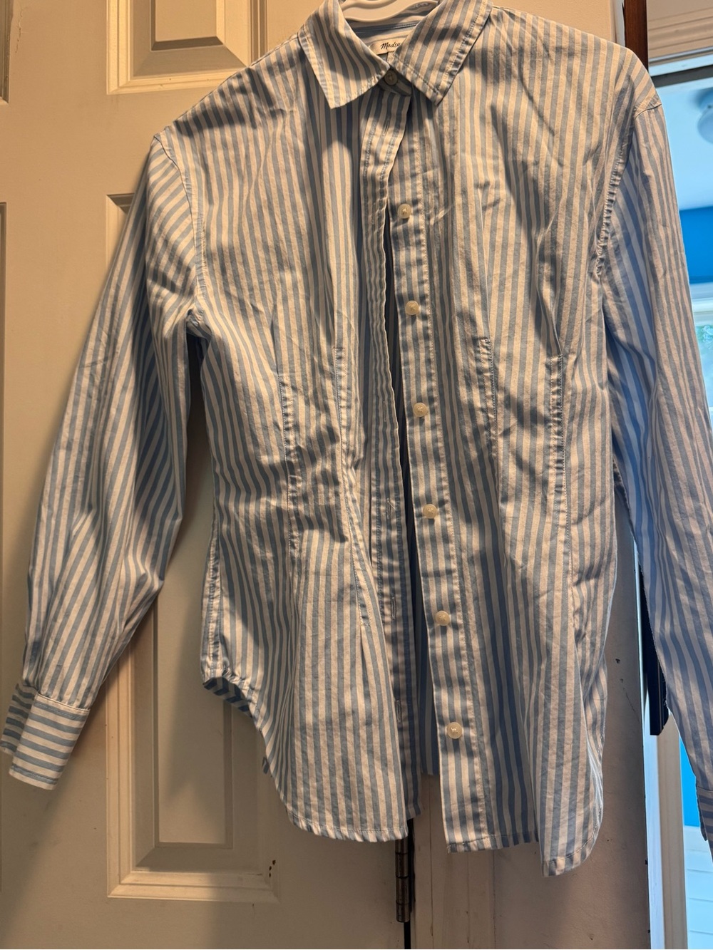 Madewell Classic Blue & White Stripe Women’s Button Up hirt 100 % cotton 
Size 0